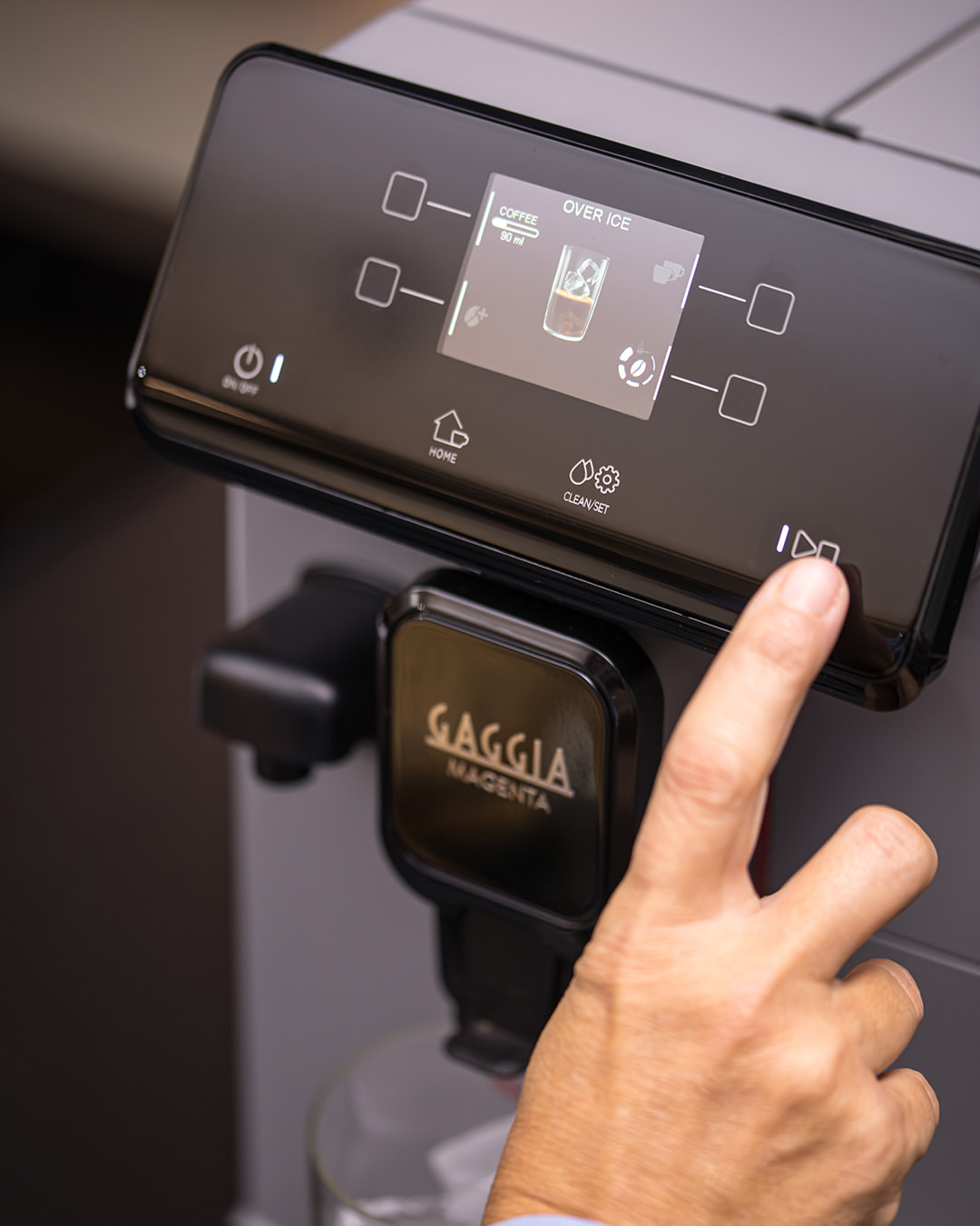 Gaggia Magenta Prestige Over Ice có màn hình cảm ứng nhạy và trực quan
